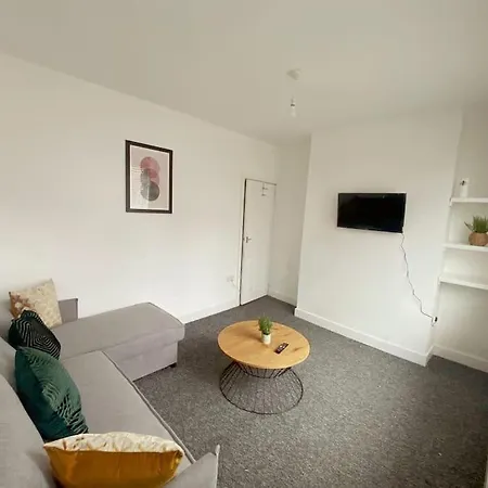 3-bed From Home, Sleeps 6, Great For Contractors, Close To Gulliver's Valley Theme Park, Free Parking, Hot Tub, Couple Retreat Holiday home