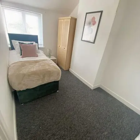 3-bed From Home, Sleeps 6, Great For Contractors, Close To Gulliver's Valley Theme Park, Free Parking, Hot Tub, Couple Retreat * Sheffield