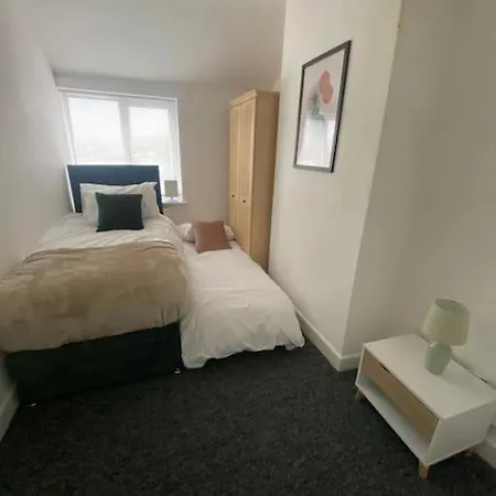 3-bed From Home, Sleeps 6, Great For Contractors, Close To Gulliver's Valley Theme Park, Free Parking, Hot Tub, Couple Retreat